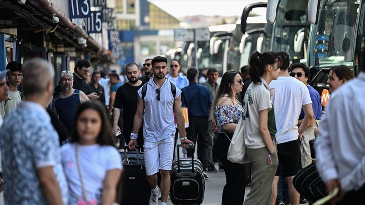 Otogarlarda Kurban Bayramı yoğunluğu: Şehirler arası otobüslerde biletler tükendi, ek seferler devrede