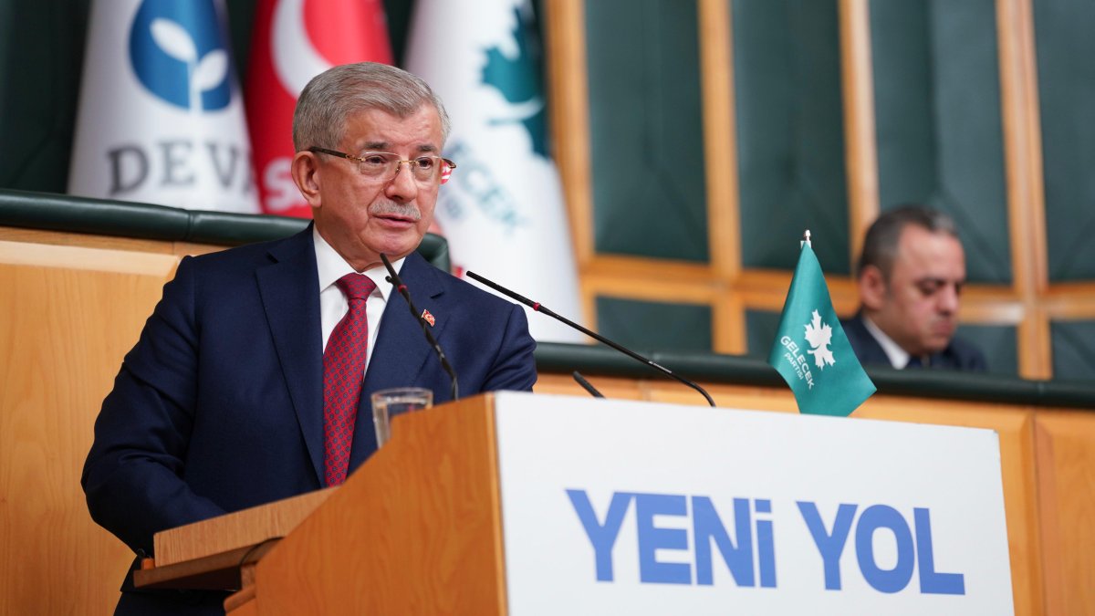 Davutoğlu’ndan milletvekili transferlerine sert tepki: Vefatım halinde tabutuma riyakar siyasetçileri yaklaştırmayın