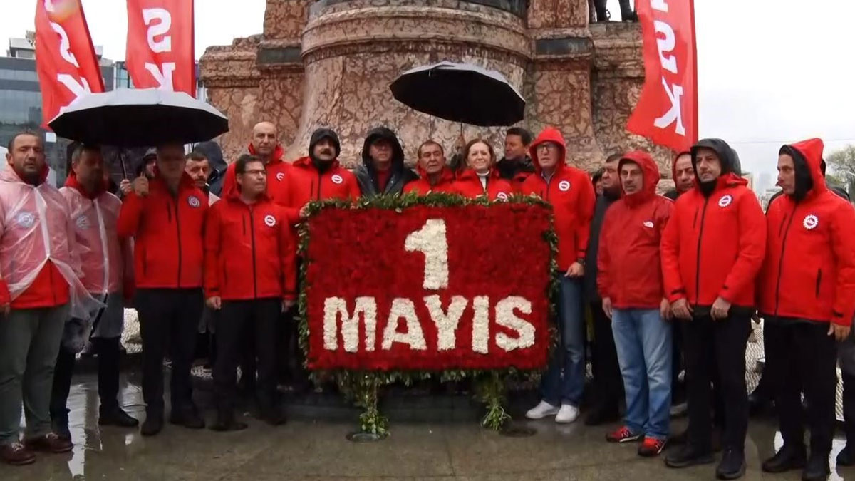 DİSK üyeleri, Taksim Meydanı'na çelenk bıraktı