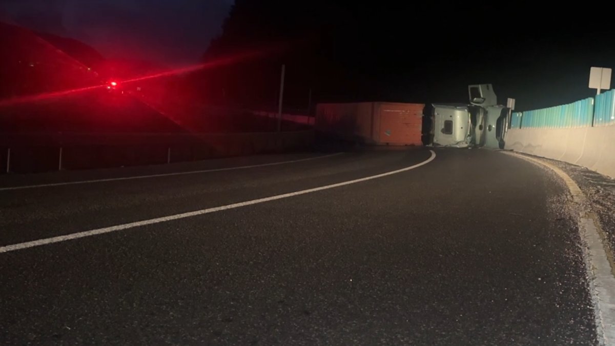 Bolu Dağı'nda askeri mühimmat yüklü tır devrildi: İstanbul istikameti ulaşıma kapandı