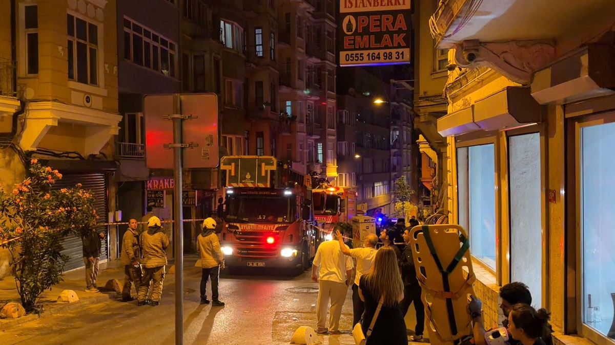Beyoğlu'nda korkutan olay! 5 katlı binada duvar çöktü
