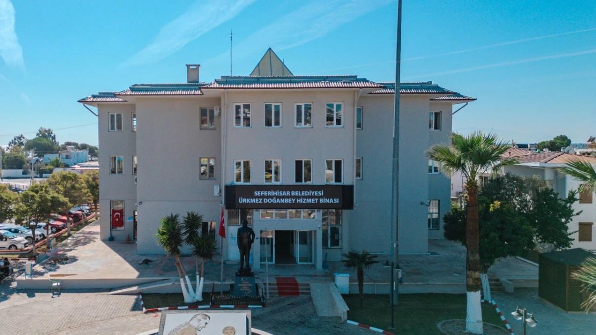 Seferihisar Belediyesi'ne operasyon: 43 kişi gözaltında