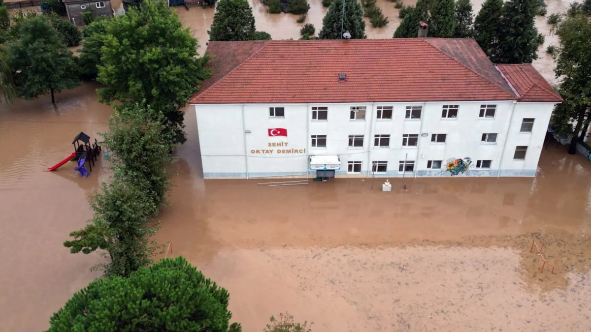Sakarya'da sağanak sele neden oldu: 4 ilçe 18 okulda eğitime ara verildi